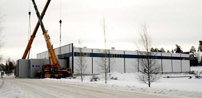 Nosto ja kuljetus. Suuret ilmanvaihtokonehuoneet siirrettään lavetille kuljettavaksi.